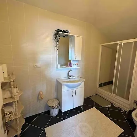 Merkezde 1+1 Terasli Daire Apartmán